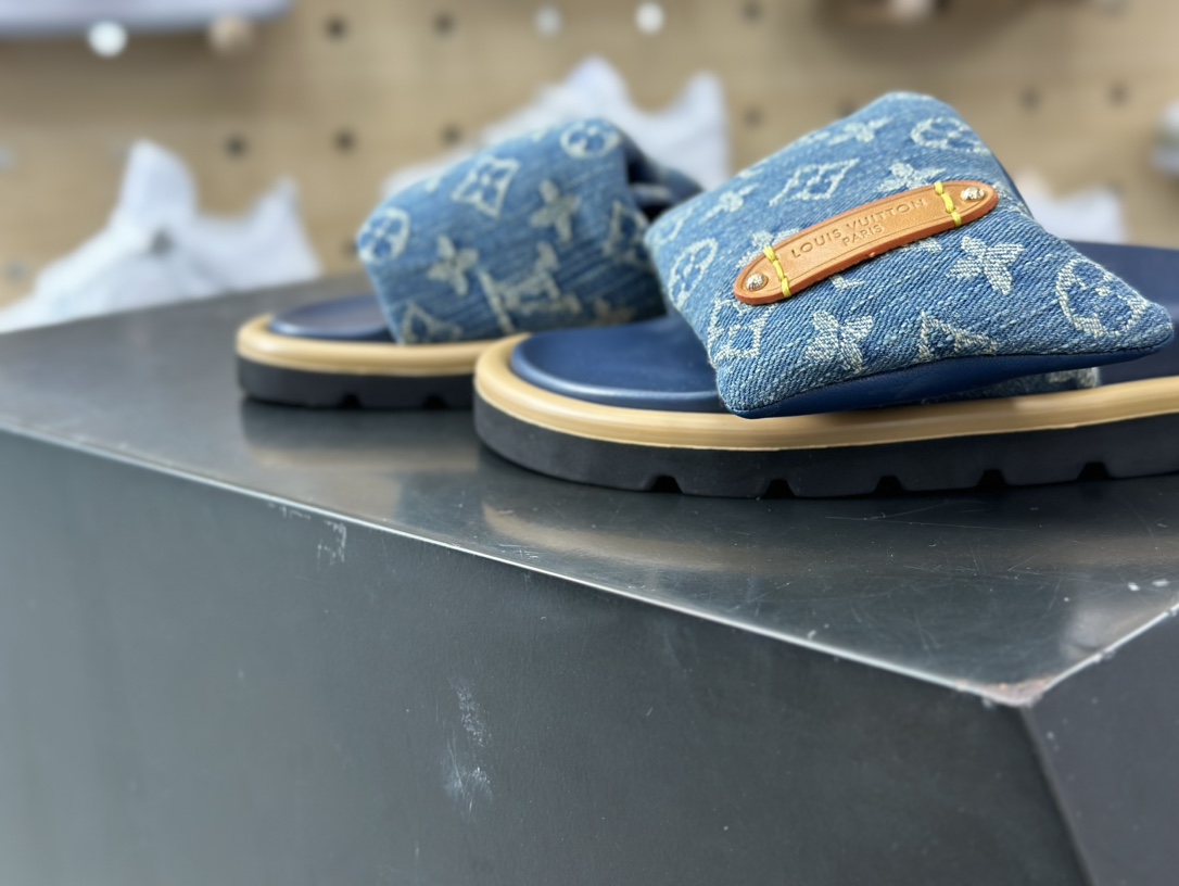 240 Louis Vuitton Pool Pillow Comfort Slides”Monogram”日落拖鞋“浅蓝牛仔LV提花老花”1ACJVG