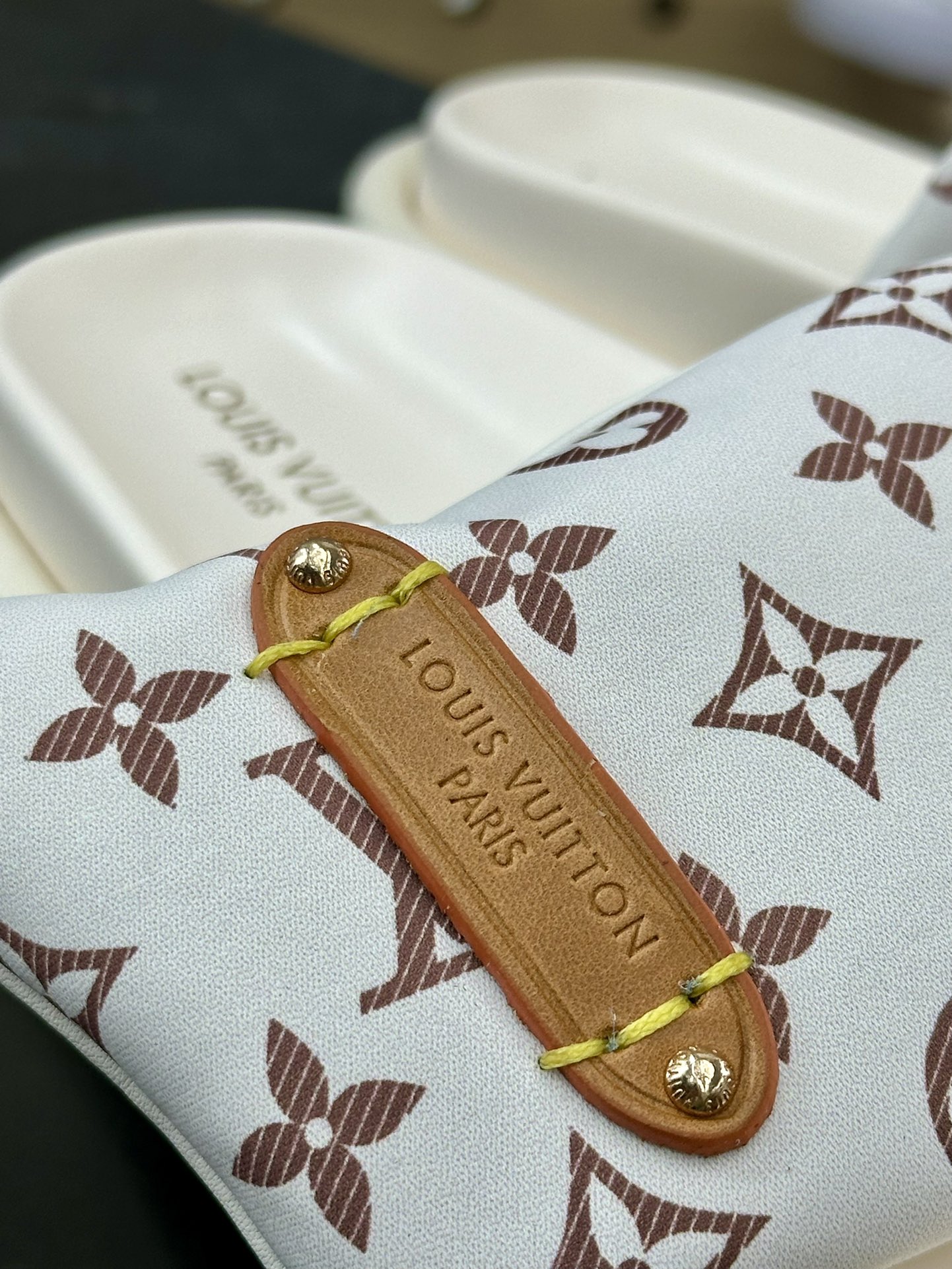 240 Louis Vuitton Pool Pillow Comfort Slides”Monogram”日落拖鞋“尼龙白棕LV老花印花标牌”1ACJZ9