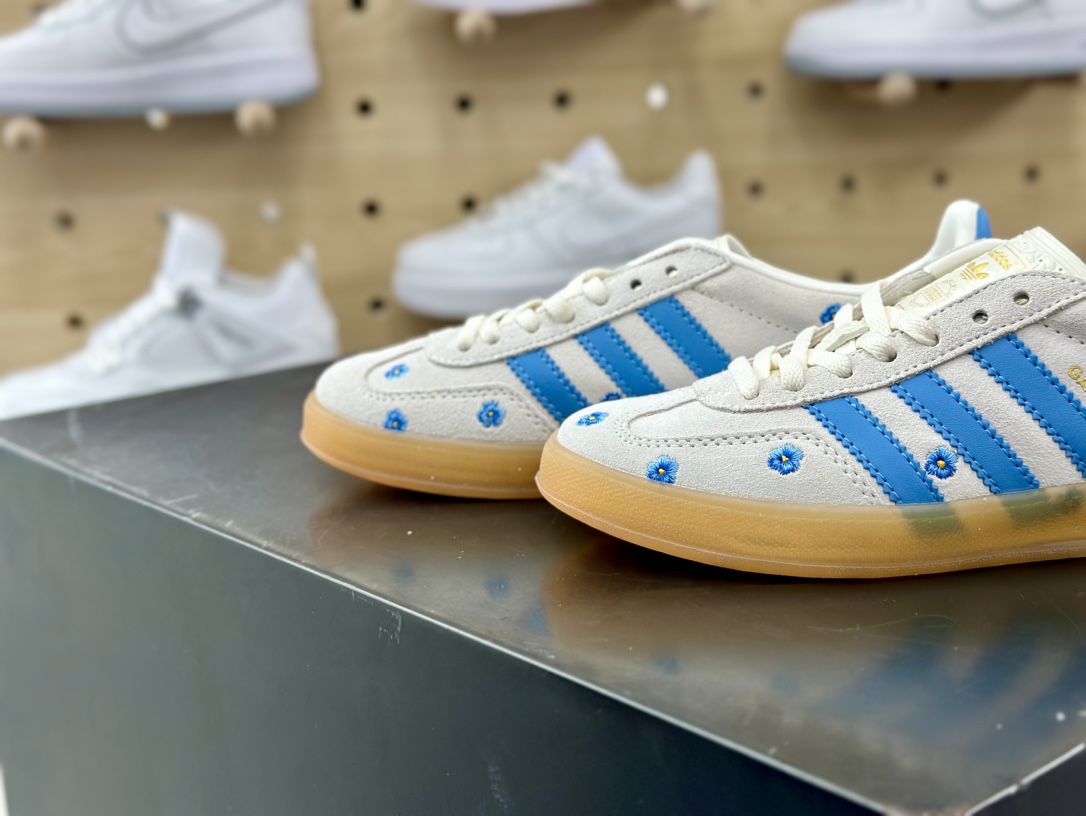 200 阿迪达斯Adidas Gazelle Indoor Trainers 羚羊内训系列低帮板鞋“翻毛浅灰天蓝小雏菊刺绣版”IH8547