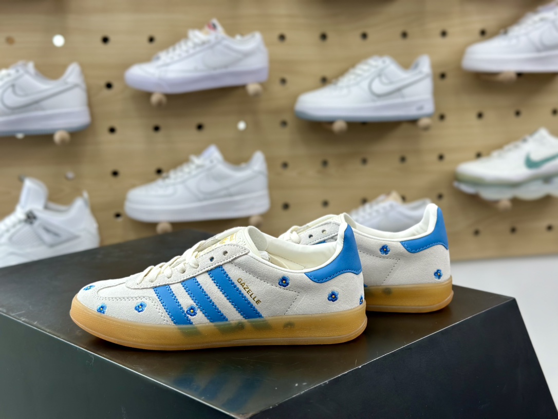 200 阿迪达斯Adidas Gazelle Indoor Trainers 羚羊内训系列低帮板鞋“翻毛浅灰天蓝小雏菊刺绣版”IH8547