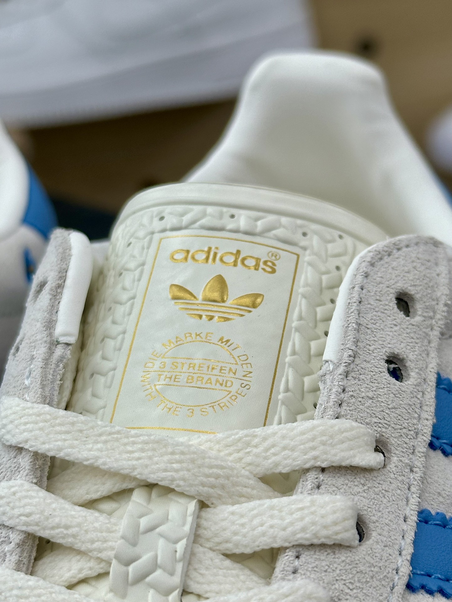 200 阿迪达斯Adidas Gazelle Indoor Trainers 羚羊内训系列低帮板鞋“翻毛浅灰天蓝小雏菊刺绣版”IH8547