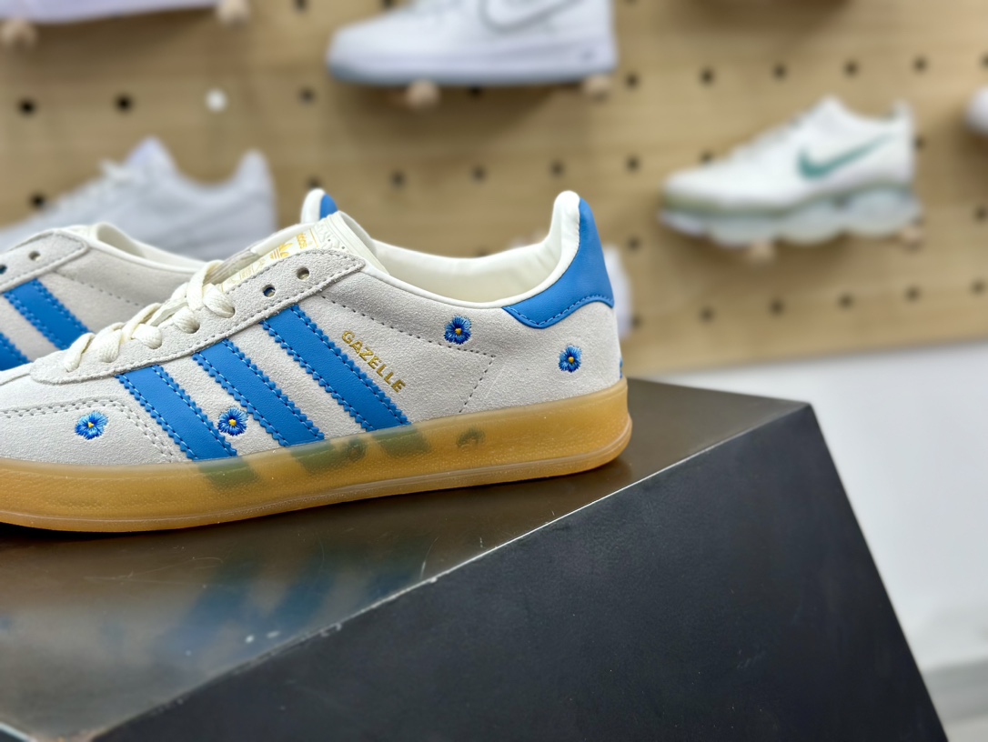 200 阿迪达斯Adidas Gazelle Indoor Trainers 羚羊内训系列低帮板鞋“翻毛浅灰天蓝小雏菊刺绣版”IH8547