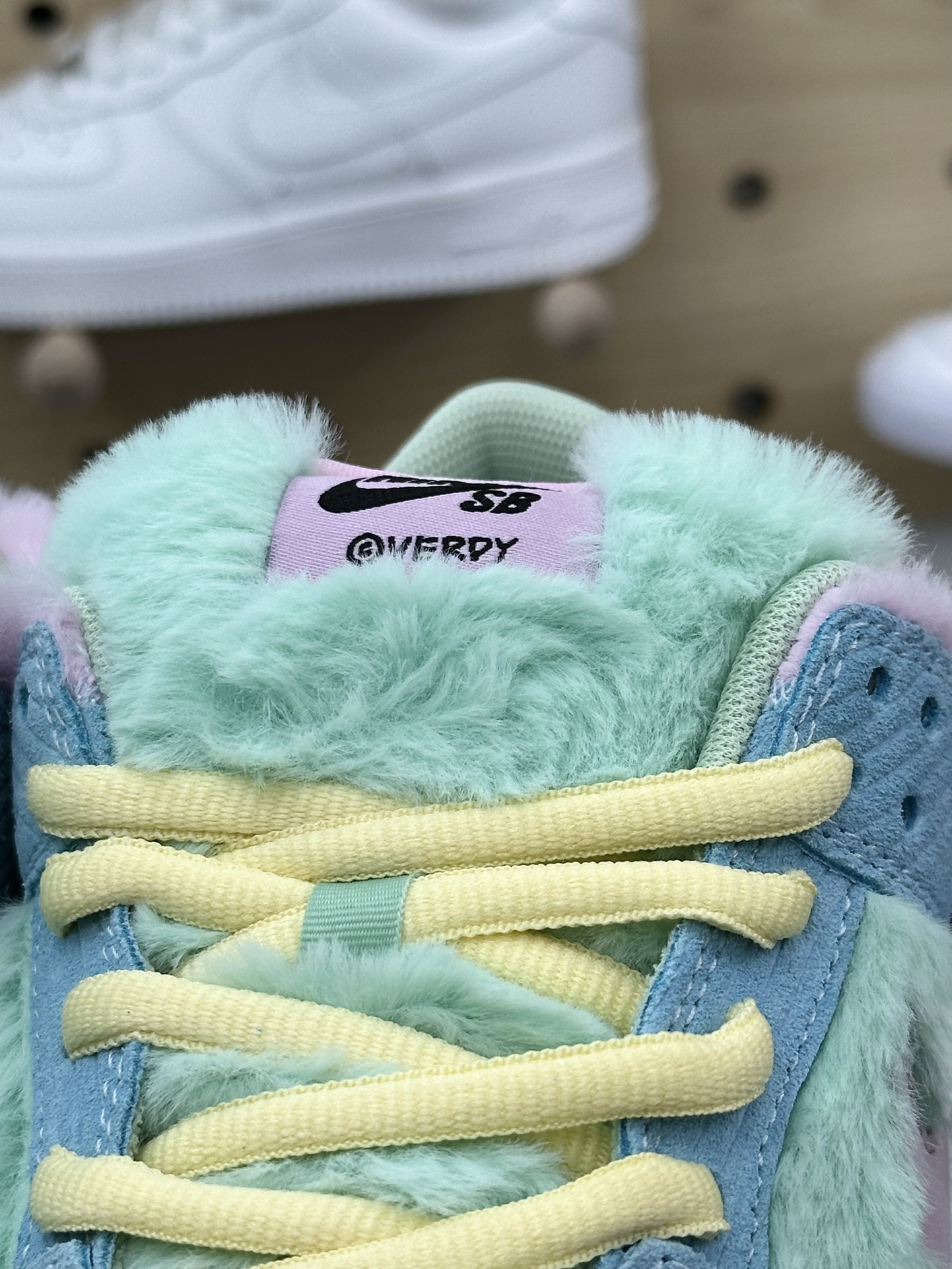 420 Verdy x Nike SB Dunk Low Pro”Visty”扣篮系列低帮板鞋“联名毛绒鼠尾草绿黄色蓝”FN6040-400
