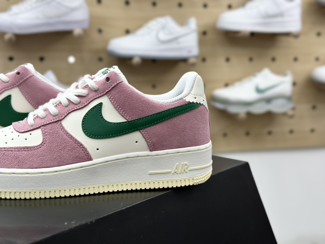 200 耐克Nike Wmns Air Force 1'07 Low”Soft Pink Malachite”空军一号板鞋“粉白绿”FV9346-100