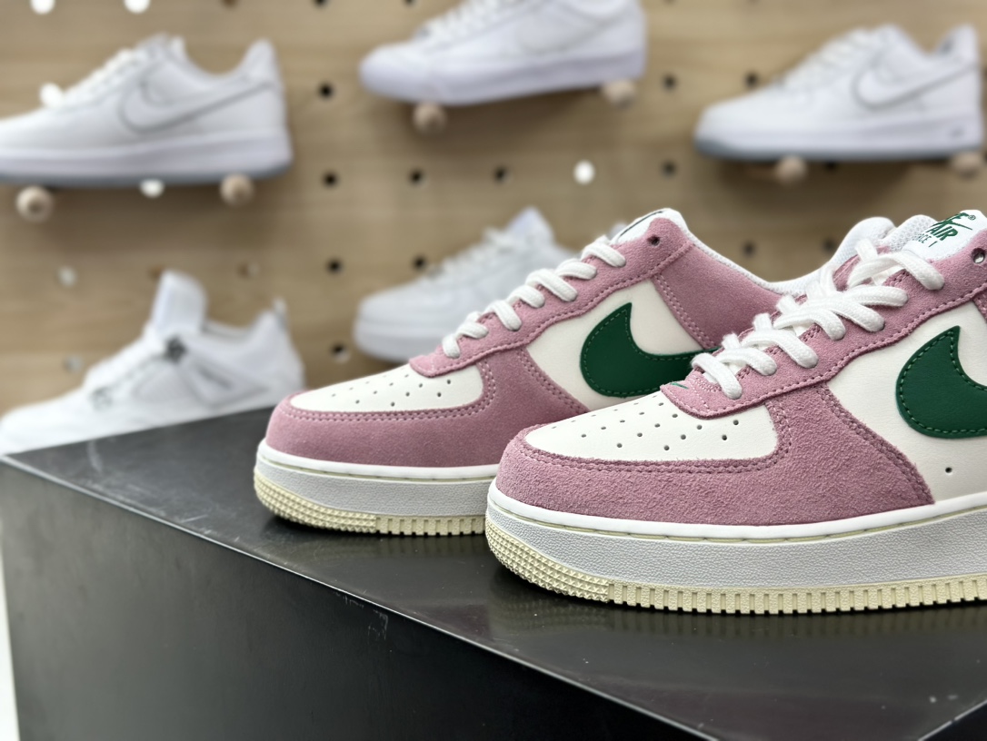 200 耐克Nike Wmns Air Force 1'07 Low”Soft Pink Malachite”空军一号板鞋“粉白绿”FV9346-100