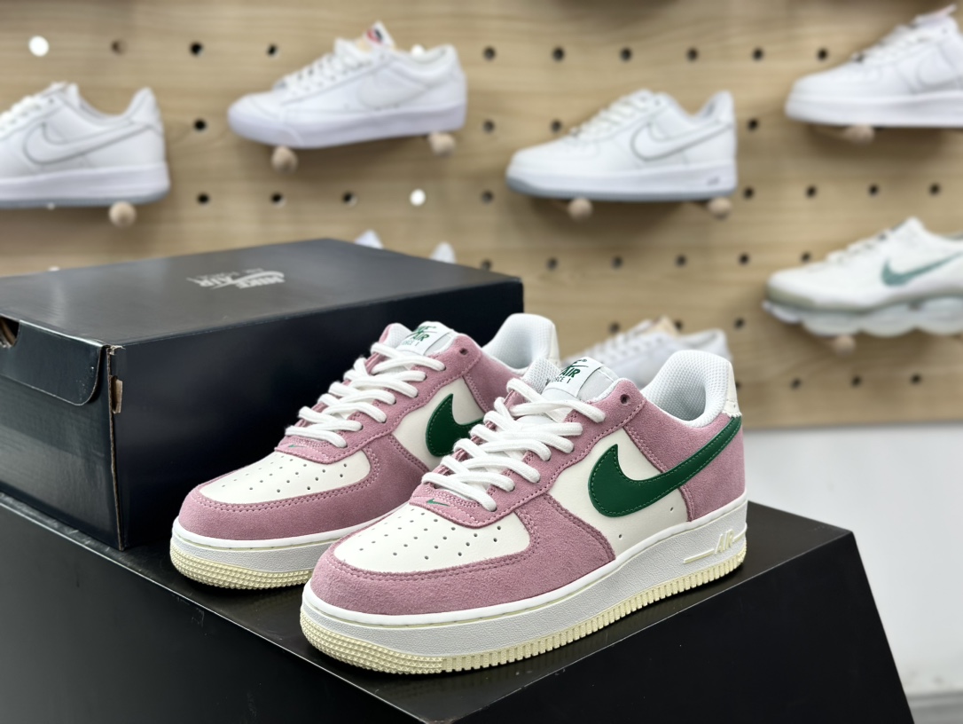 200 耐克Nike Wmns Air Force 1’07 Low”Soft Pink Malachite”空军一号板鞋“粉白绿”FV9346-100