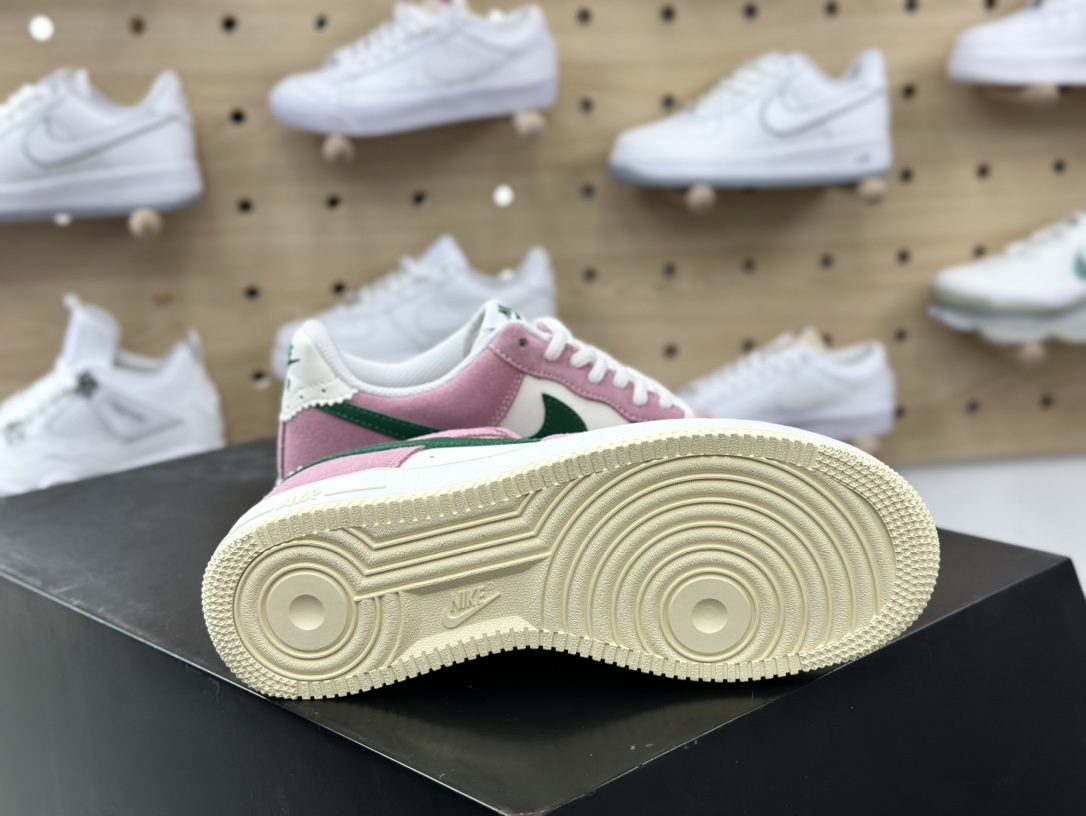 200 耐克Nike Wmns Air Force 1'07 Low”Soft Pink Malachite”空军一号板鞋“粉白绿”FV9346-100