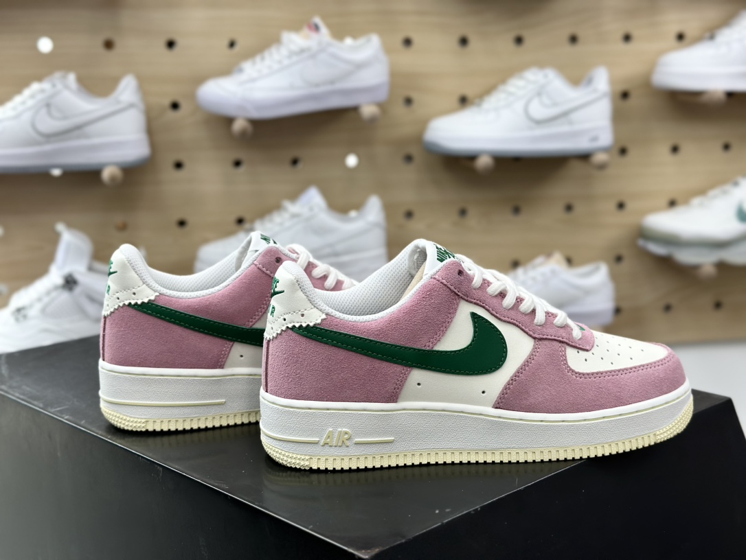 200 耐克Nike Wmns Air Force 1'07 Low”Soft Pink Malachite”空军一号板鞋“粉白绿”FV9346-100