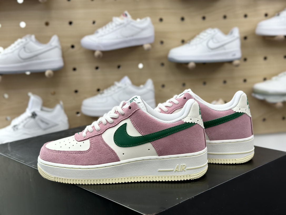 200 耐克Nike Wmns Air Force 1'07 Low”Soft Pink Malachite”空军一号板鞋“粉白绿”FV9346-100