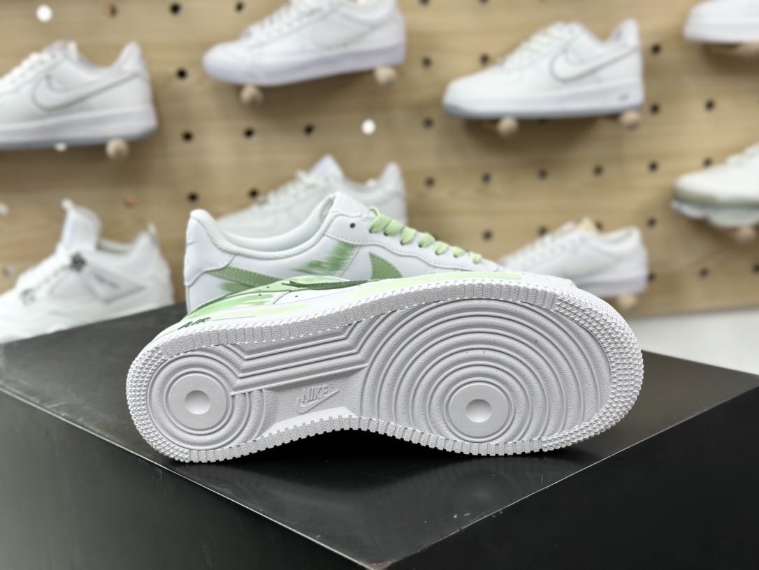 240 耐克Nike Air Force 1'07 Low”White/Green/Graffiti”空军一号板鞋“皮革白浅绿断钩涂鸦”