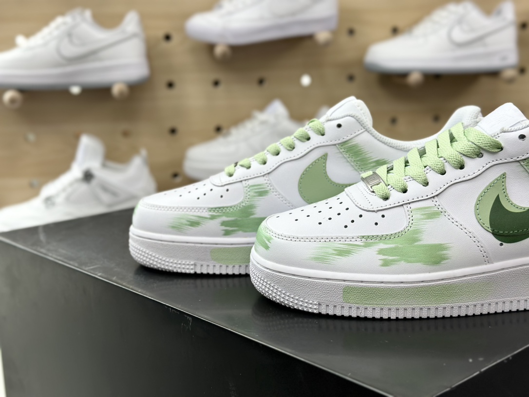 240 耐克Nike Air Force 1'07 Low”White/Green/Graffiti”空军一号板鞋“皮革白浅绿断钩涂鸦”