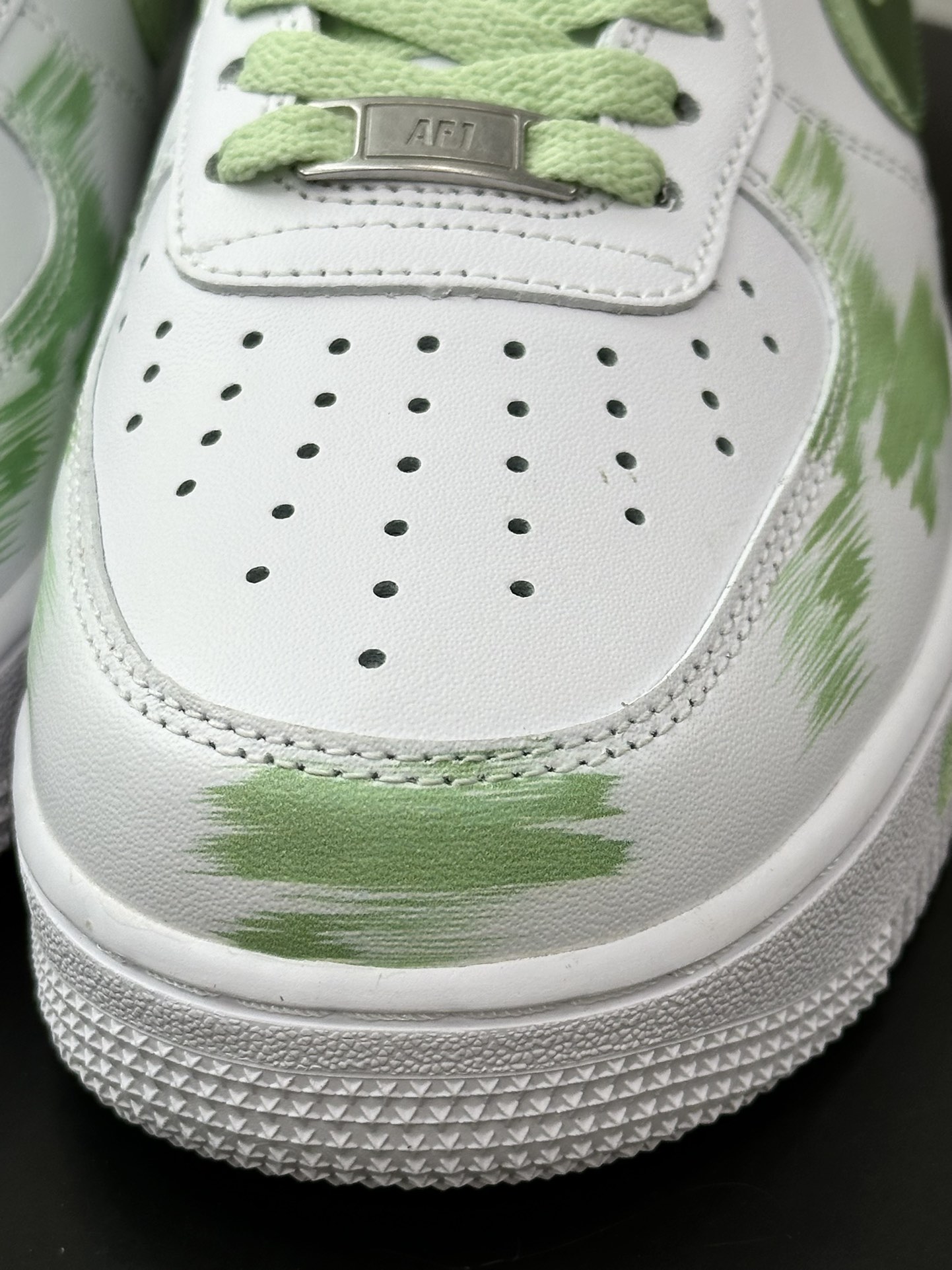 240 耐克Nike Air Force 1'07 Low”White/Green/Graffiti”空军一号板鞋“皮革白浅绿断钩涂鸦”
