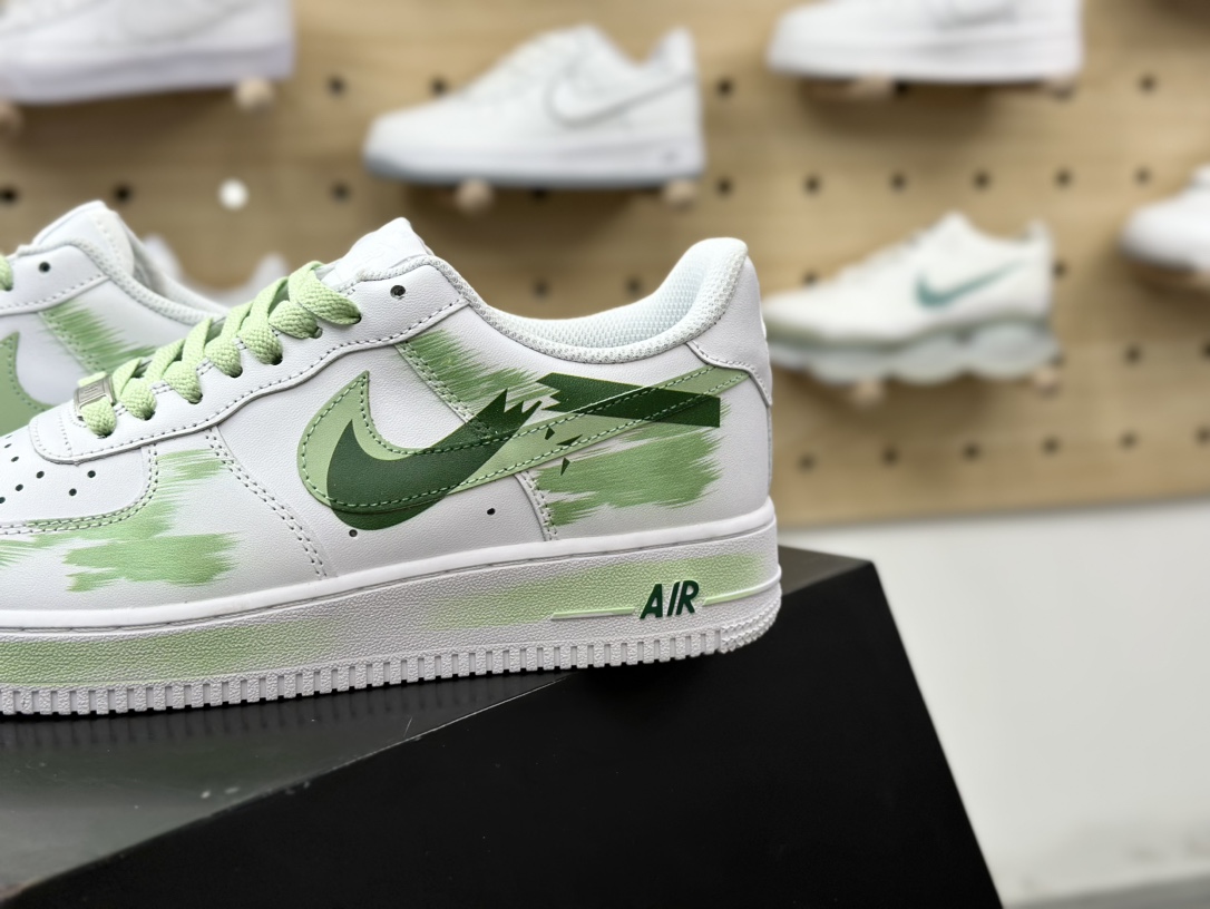 240 耐克Nike Air Force 1'07 Low”White/Green/Graffiti”空军一号板鞋“皮革白浅绿断钩涂鸦”