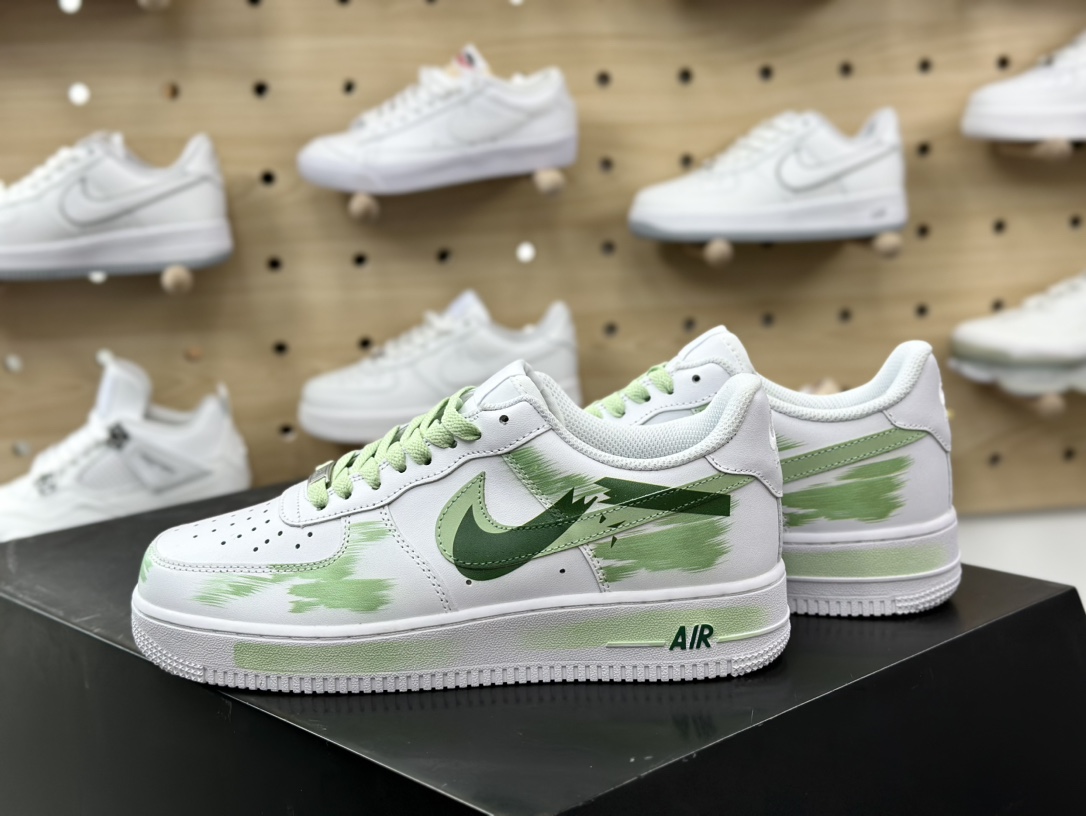 240 耐克Nike Air Force 1'07 Low”White/Green/Graffiti”空军一号板鞋“皮革白浅绿断钩涂鸦”