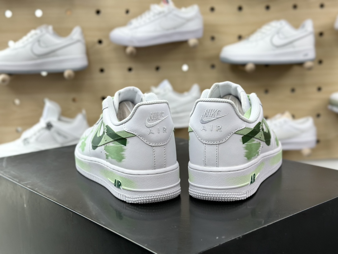 240 耐克Nike Air Force 1'07 Low”White/Green/Graffiti”空军一号板鞋“皮革白浅绿断钩涂鸦”
