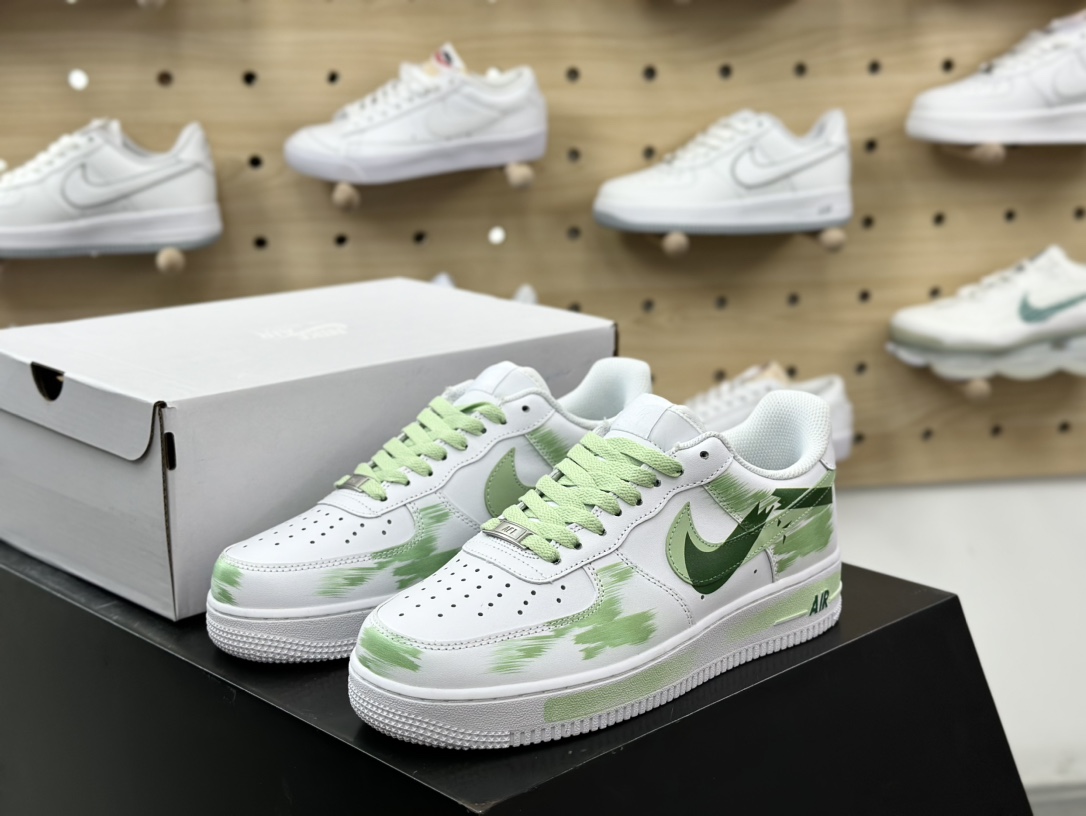 240 耐克Nike Air Force 1’07 Low”White/Green/Graffiti”空军一号板鞋“皮革白浅绿断钩涂鸦”