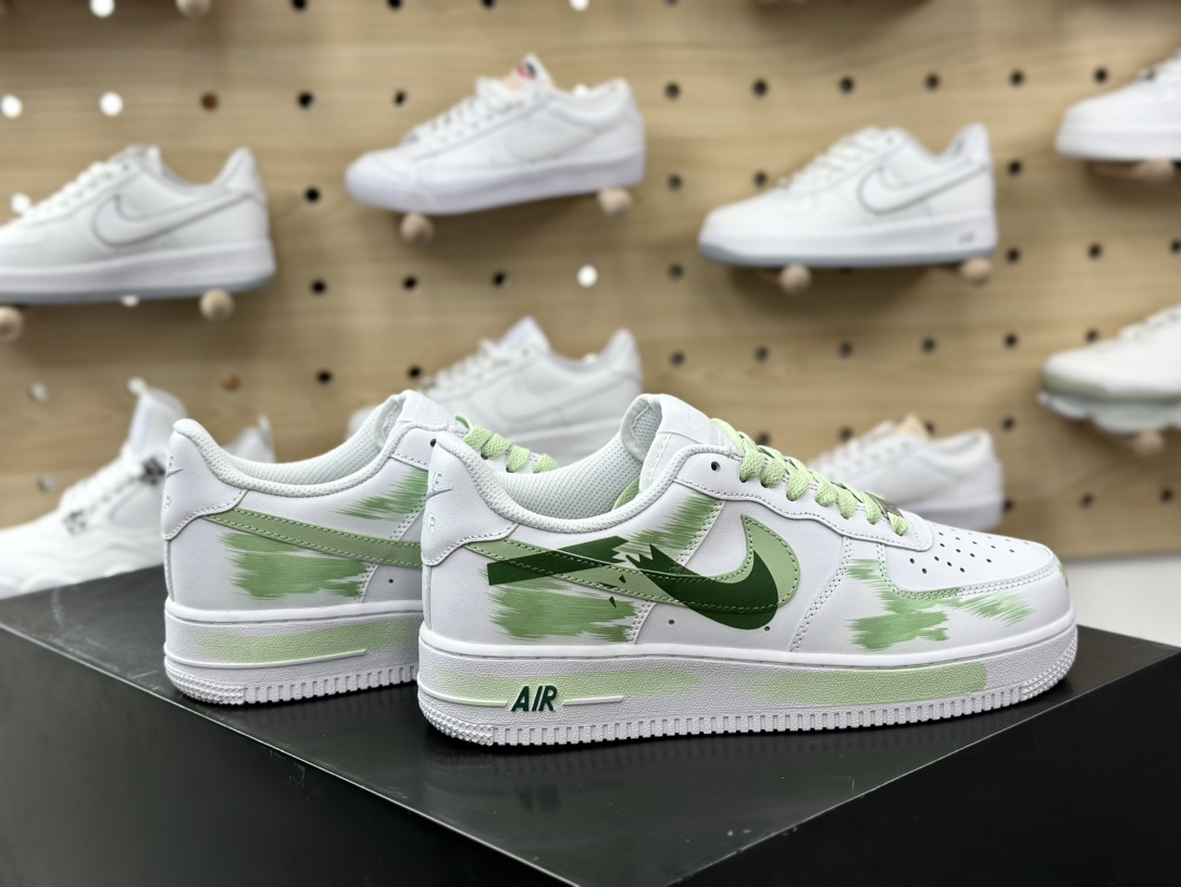 240 耐克Nike Air Force 1'07 Low”White/Green/Graffiti”空军一号板鞋“皮革白浅绿断钩涂鸦”