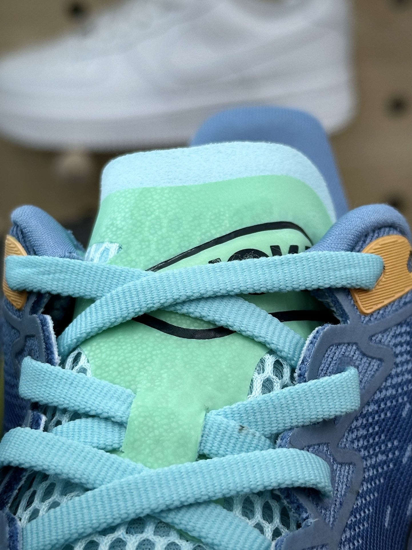 200 Hoka One One Mach 6 Low 马赫6代系列低帮慢跑鞋“网织海蓝薄荷绿”1147790/DDW
