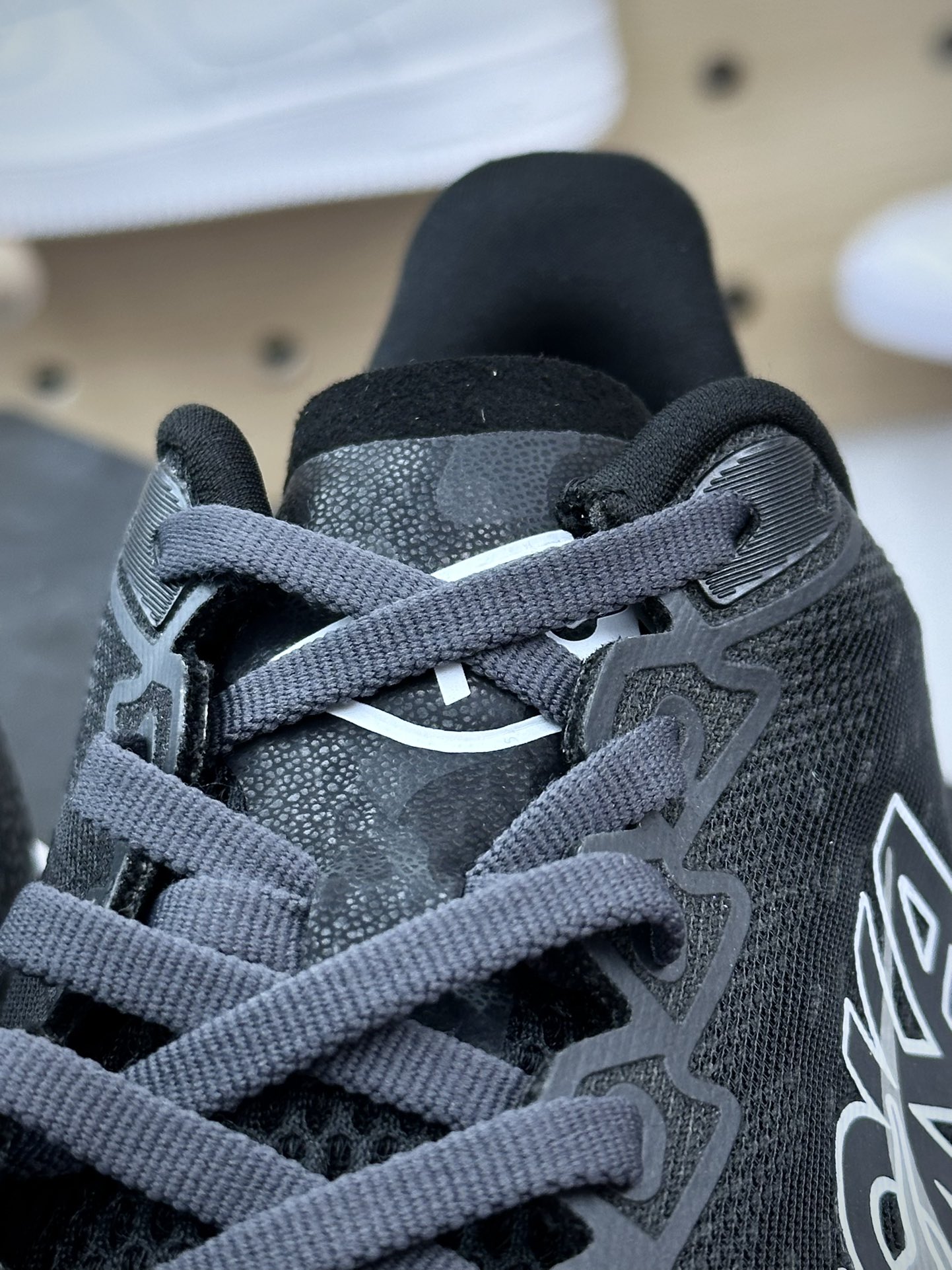 200 Hoka One One Mach 6 Low 马赫6代系列低帮慢跑鞋“网织黑白”1147790/BWHT