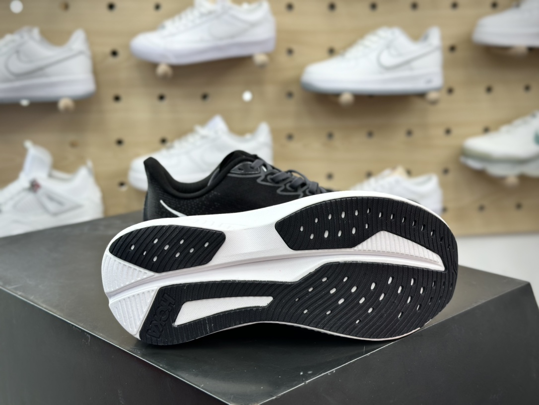 200 Hoka One One Mach 6 Low 马赫6代系列低帮慢跑鞋“网织黑白”1147790/BWHT