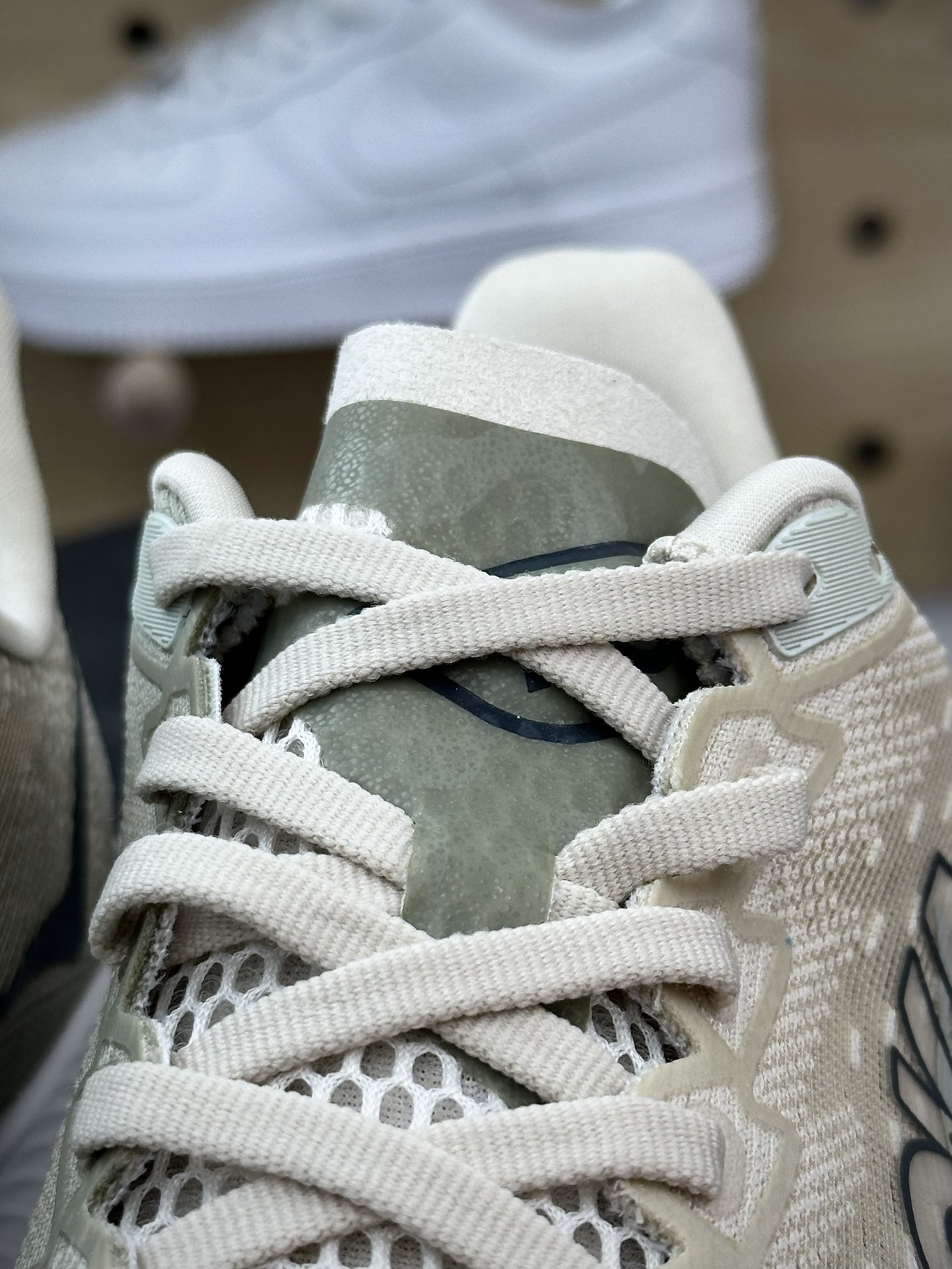 200 Hoka One One Mach 6 Low 马赫6代系列低帮慢跑鞋“网织燕麦黄白”1147790/OKB