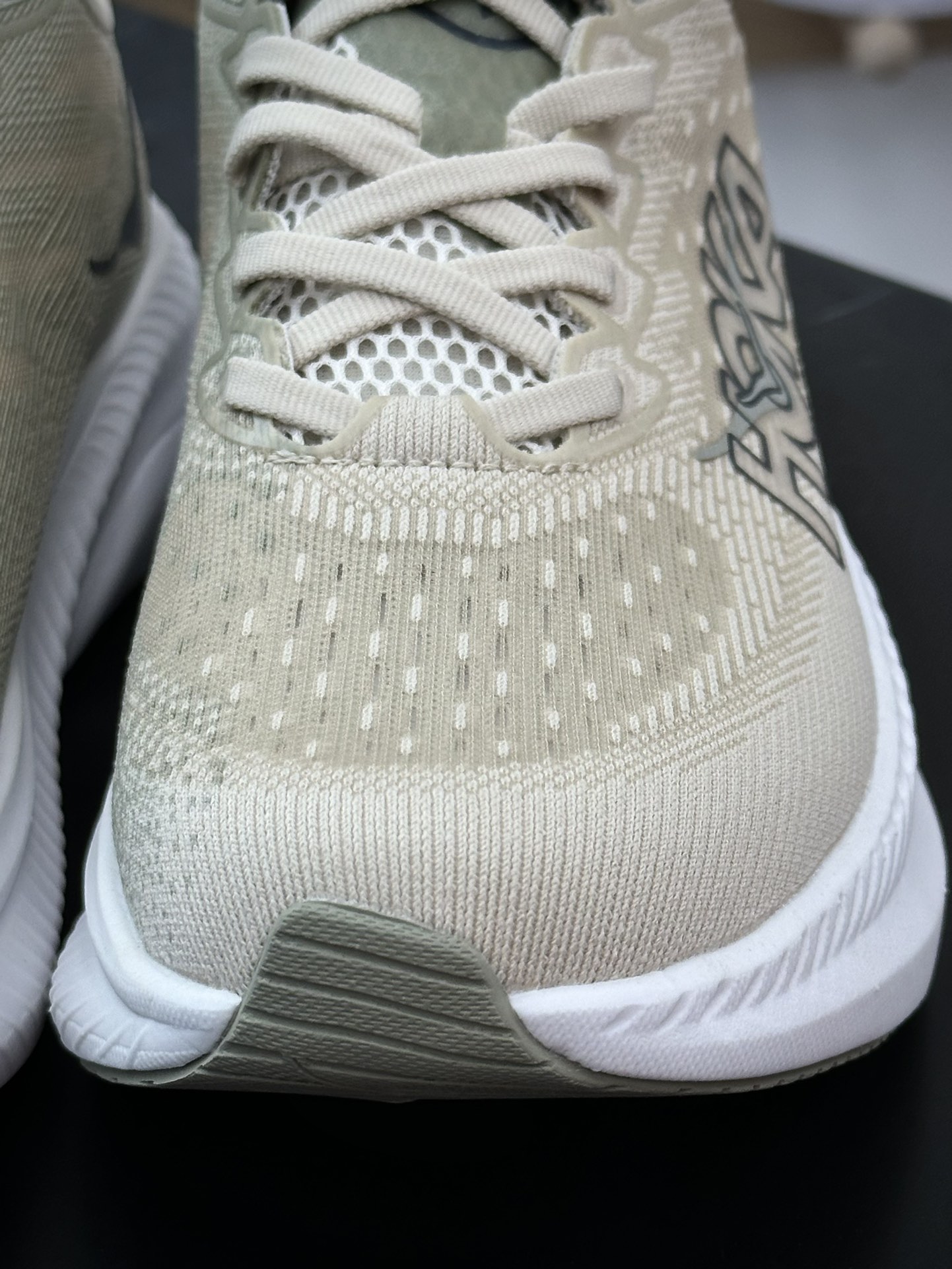 200 Hoka One One Mach 6 Low 马赫6代系列低帮慢跑鞋“网织燕麦黄白”1147790/OKB