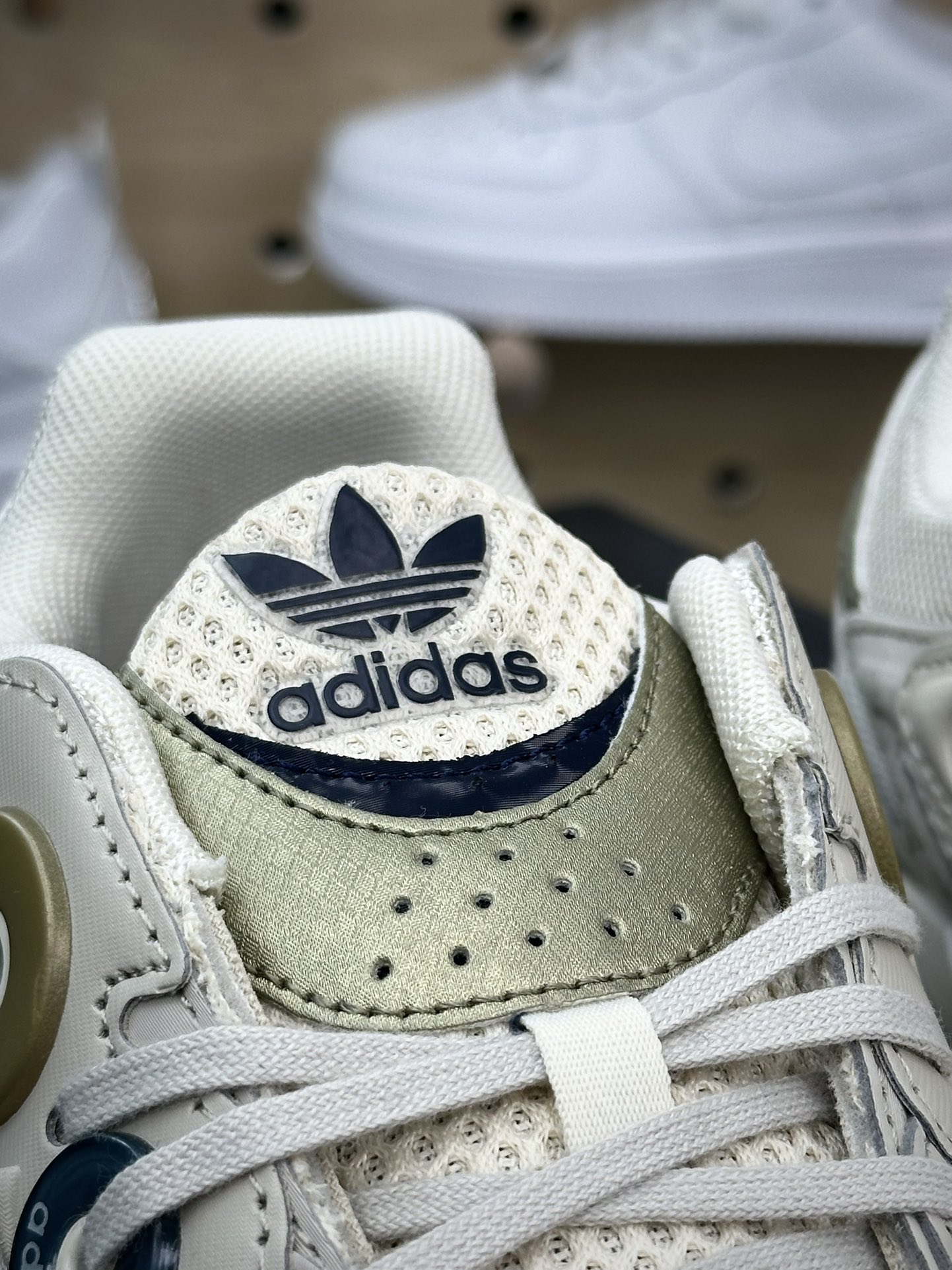 220 阿迪达斯Adidas Originals Astir”Cclear Brown/White/Gold Metallic”慢跑鞋“米棕金海军蓝”GZ3571