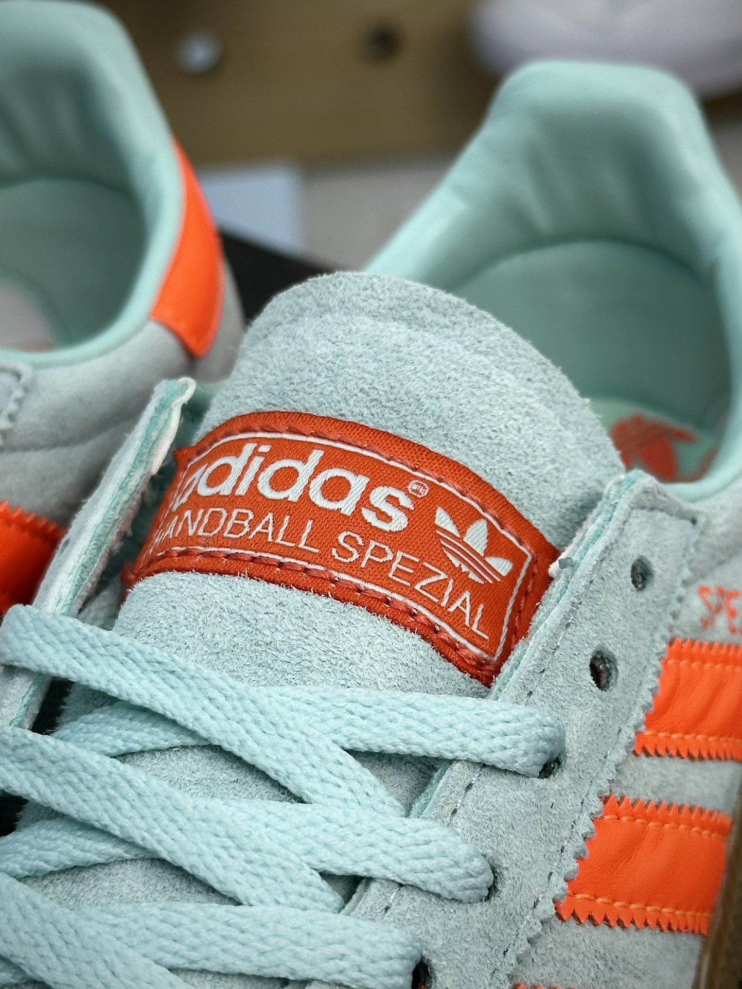 200 阿迪达斯Adidas Originals Handball SPZL 手球运动员板鞋“翻毛浅绿亮橙生胶底”IH5374
