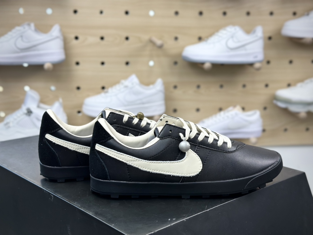 200  Nike Astro Grabber SP”Black Coconut Milk”宇宙掠夺者系列低帮运动鞋“联名黑奶白配饰”FJ9821-001