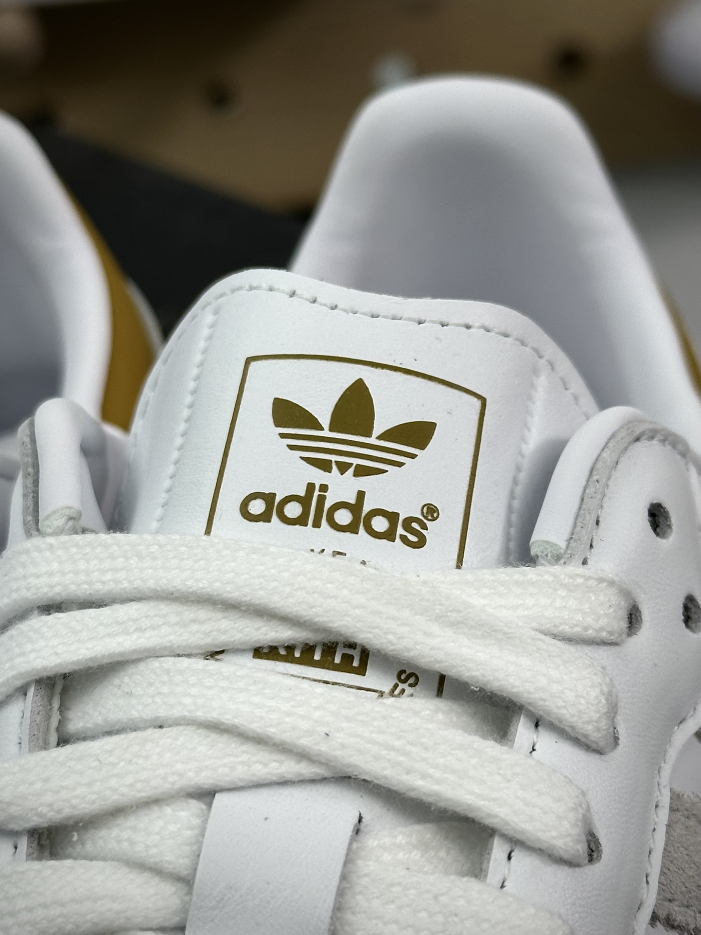 Adidas Originals Samba OG”Classics Program”桑巴舞板鞋“联名白浅灰黄尾烫金”IE4800