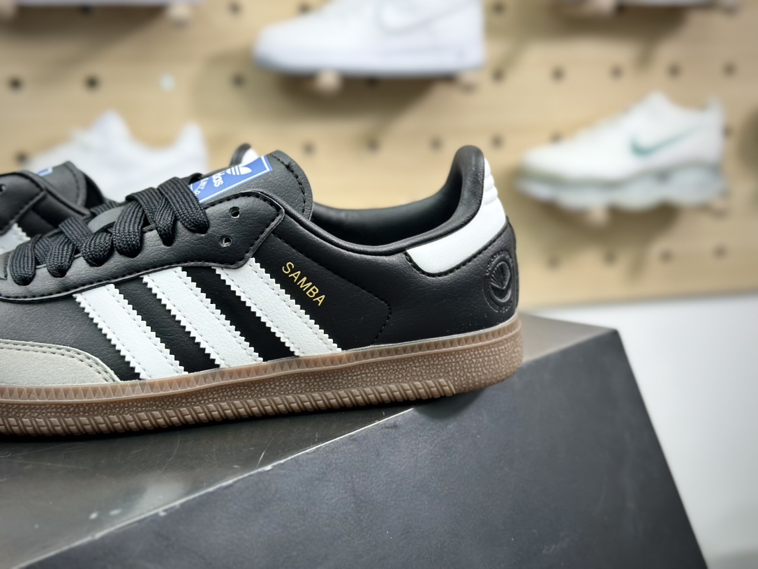 三叶草Adidas Originals Samba Vegan OG桑巴舞系列绅士德训休闲运动板鞋“皮革黑白浅灰焦糖底环保标识”FX9042