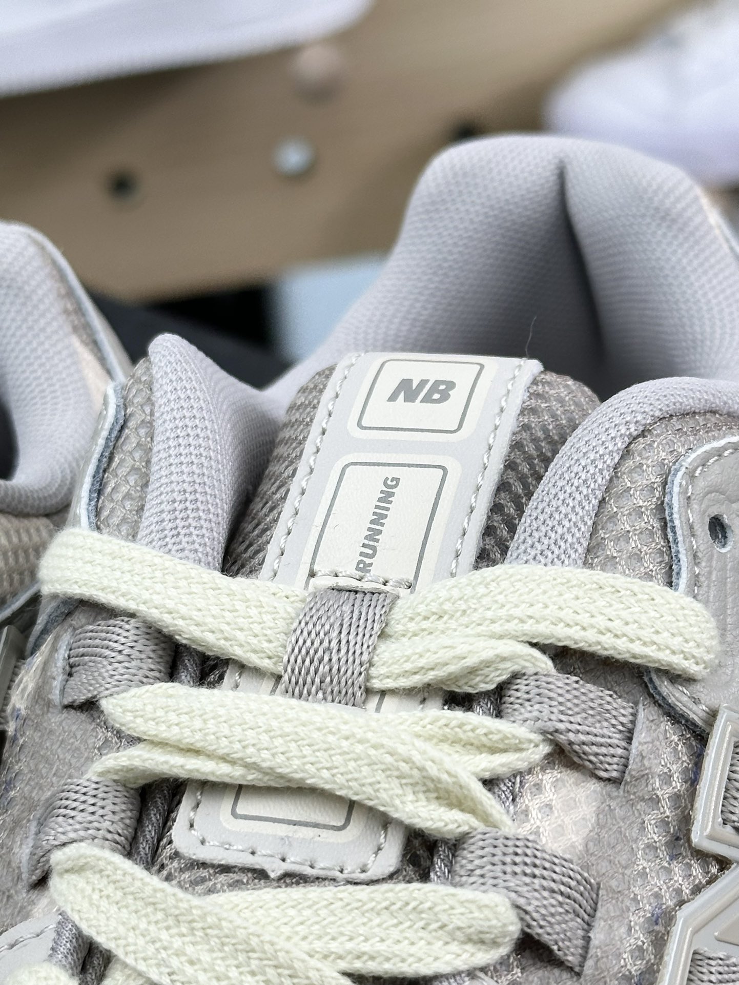 NB新百伦New Balance M1906R”Moonrock Polka Dot”系列低帮慢跑鞋“浅灰米白波点”M1906RPA