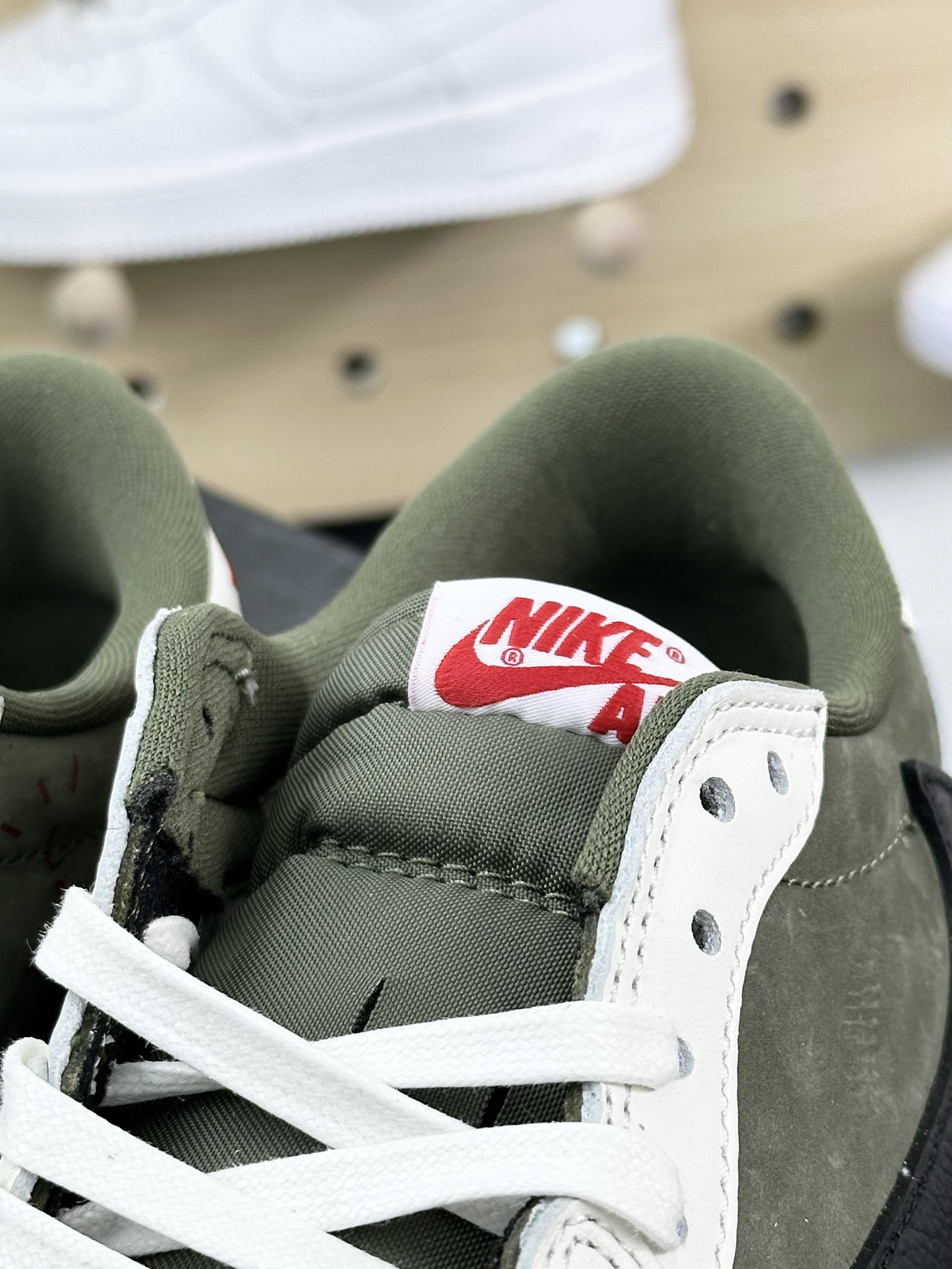 Travis Scott x Nike Air Jordan 1 Low OG”Medium Olive”AJ1乔丹一代运动篮球鞋“TS联名反转橄榄绿白黑倒钩10.0”DM7866-200