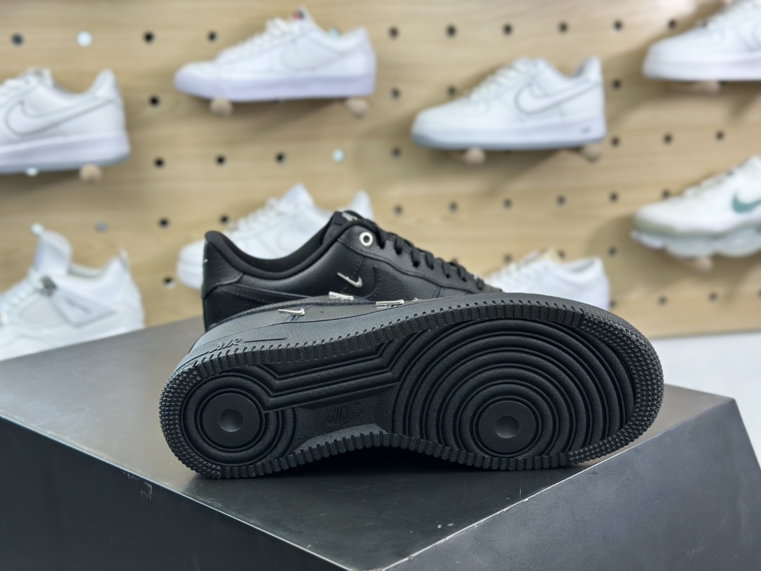 耐克Nike Wmns Air Force 1' 07 LX”Black/Silver Mini Swoosh”空军一号板鞋“皮革黑银小四钩”HQ1180-001