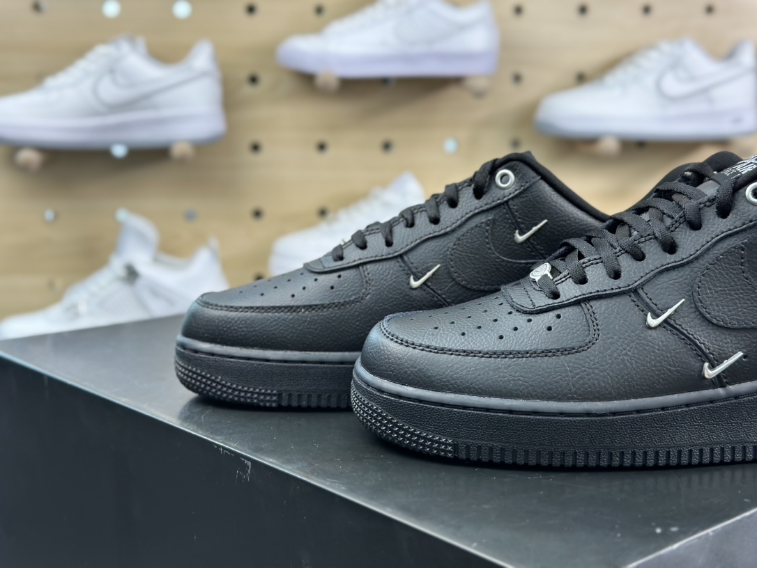 耐克Nike Wmns Air Force 1' 07 LX”Black/Silver Mini Swoosh”空军一号板鞋“皮革黑银小四钩”HQ1180-001