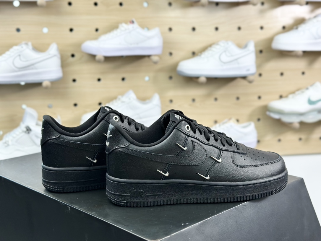 耐克Nike Wmns Air Force 1' 07 LX”Black/Silver Mini Swoosh”空军一号板鞋“皮革黑银小四钩”HQ1180-001