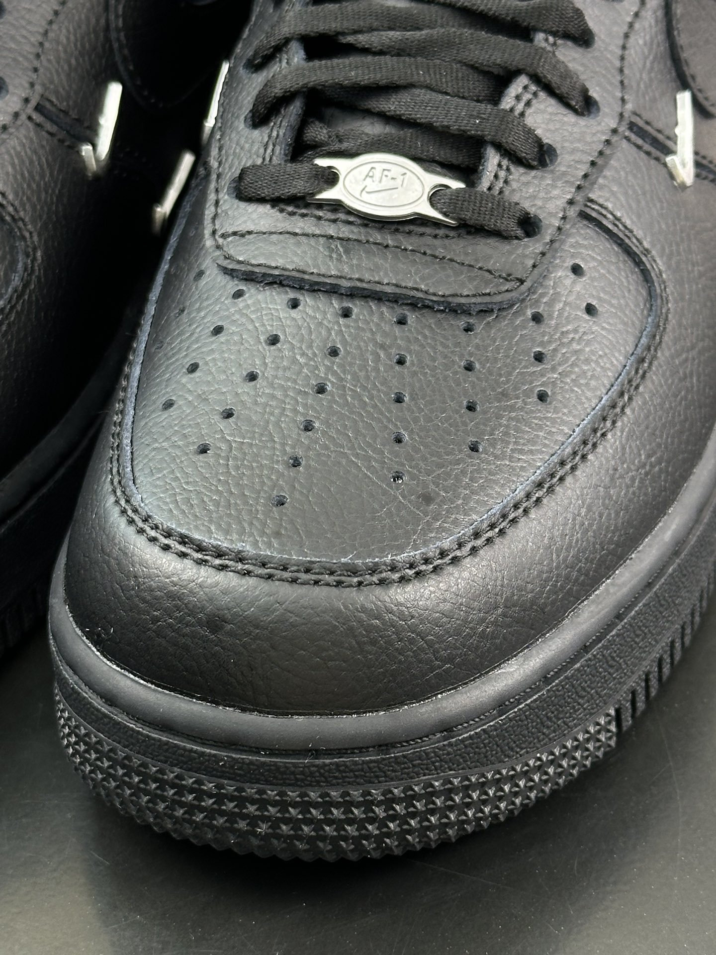 耐克Nike Wmns Air Force 1' 07 LX”Black/Silver Mini Swoosh”空军一号板鞋“皮革黑银小四钩”HQ1180-001