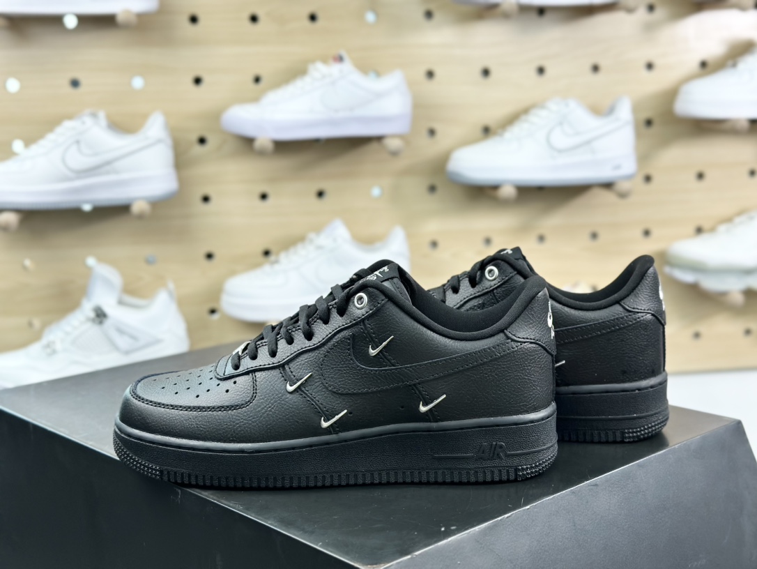 耐克Nike Wmns Air Force 1' 07 LX”Black/Silver Mini Swoosh”空军一号板鞋“皮革黑银小四钩”HQ1180-001