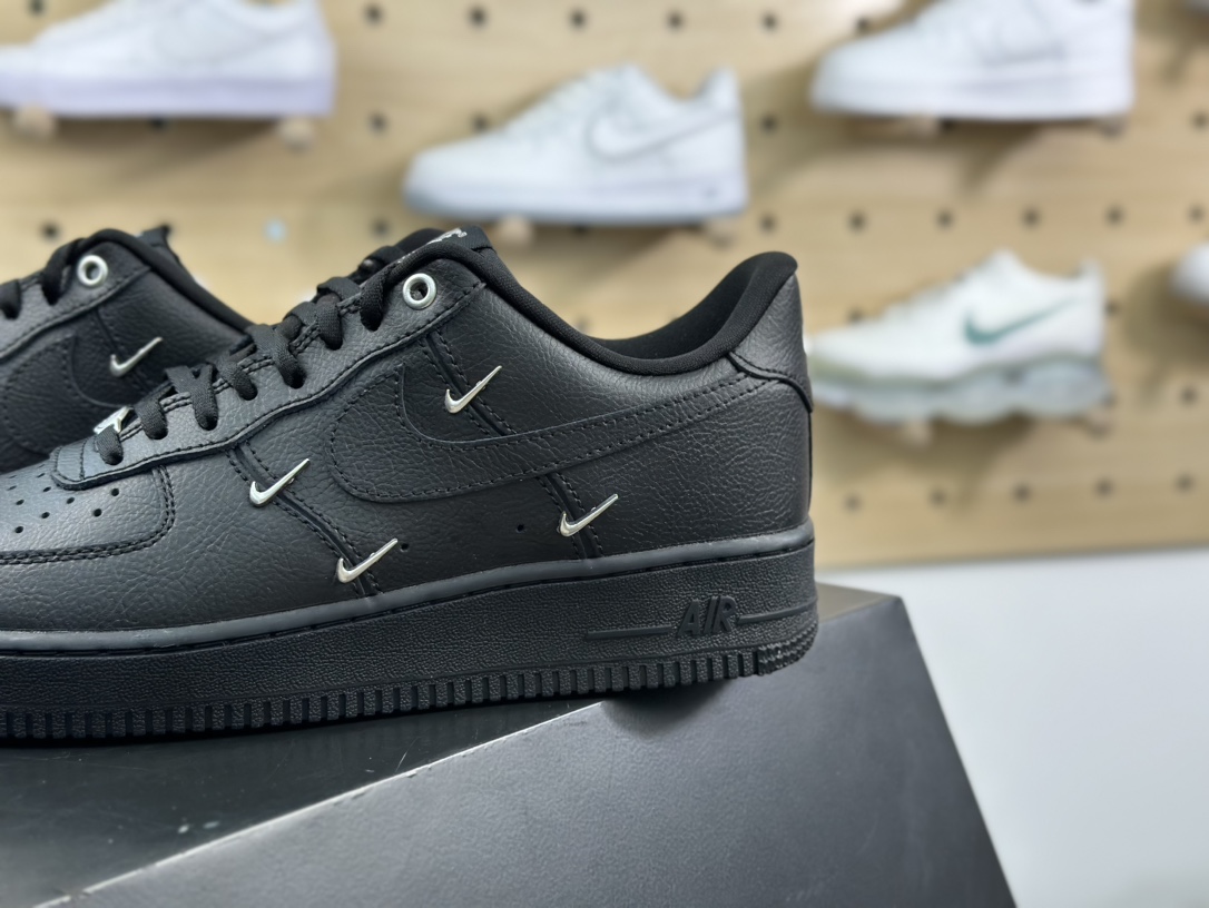 耐克Nike Wmns Air Force 1' 07 LX”Black/Silver Mini Swoosh”空军一号板鞋“皮革黑银小四钩”HQ1180-001