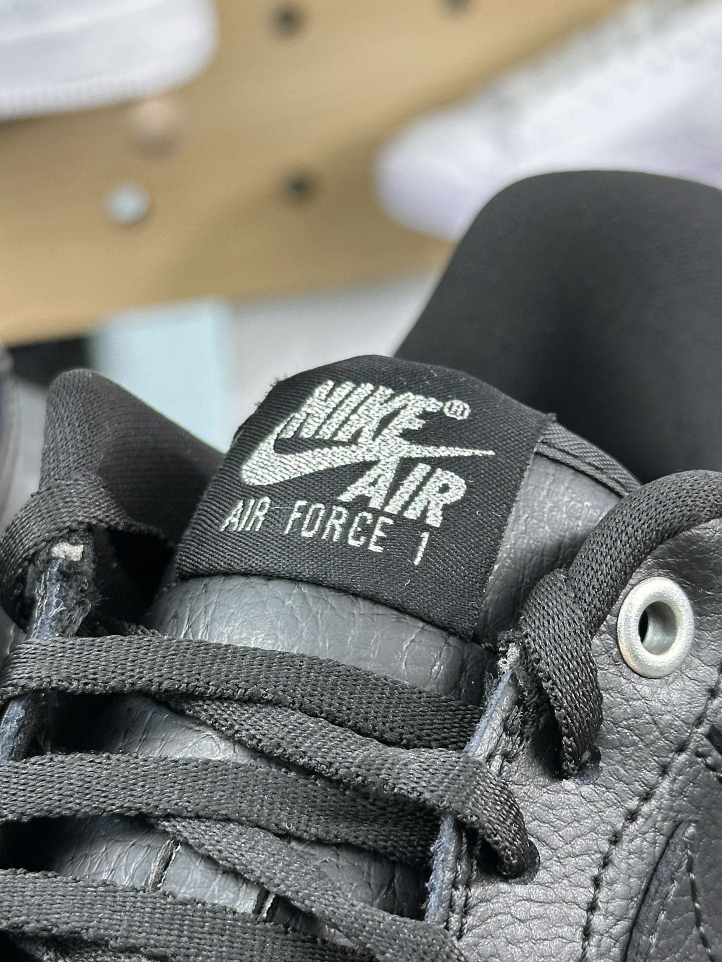 耐克Nike Wmns Air Force 1' 07 LX”Black/Silver Mini Swoosh”空军一号板鞋“皮革黑银小四钩”HQ1180-001