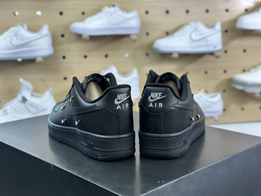 耐克Nike Wmns Air Force 1' 07 LX”Black/Silver Mini Swoosh”空军一号板鞋“皮革黑银小四钩”HQ1180-001