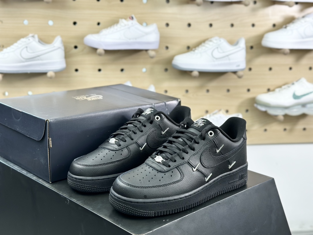 耐克Nike Wmns Air Force 1′ 07 LX”Black/Silver Mini Swoosh”空军一号板鞋“皮革黑银小四钩”HQ1180-001