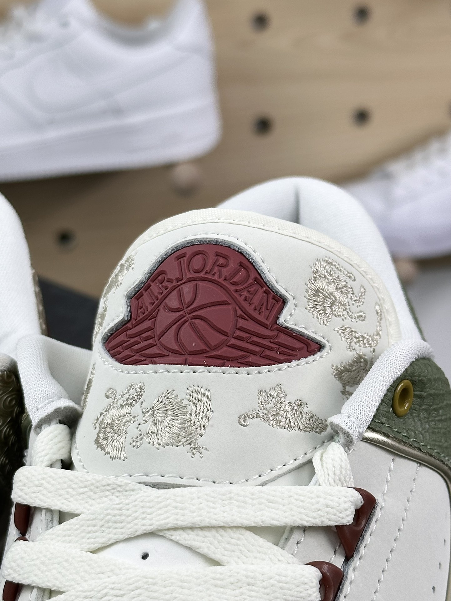 耐克Nike Air Jordan 2 Low Retro”Year of the Dragon”迈克尔·乔丹AJ2代系列低帮篮球鞋“龙鳞白绿酒红龙年”FJ6871-100