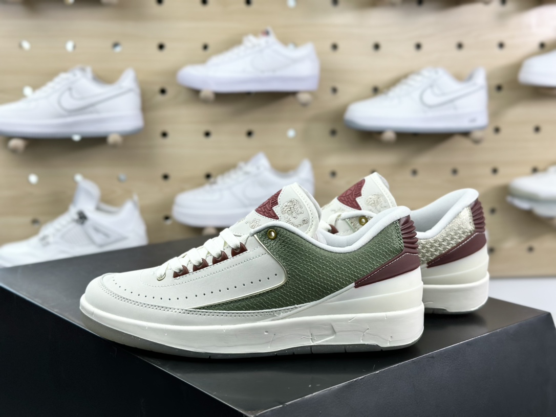 耐克Nike Air Jordan 2 Low Retro”Year of the Dragon”迈克尔·乔丹AJ2代系列低帮篮球鞋“龙鳞白绿酒红龙年”FJ6871-100