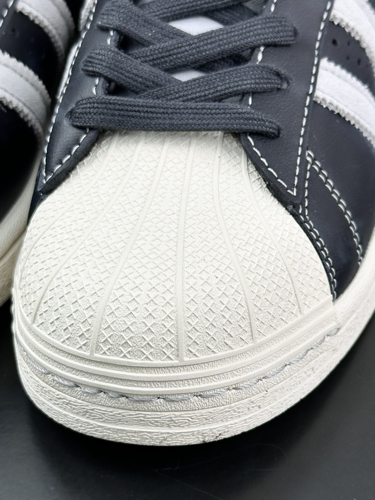 三叶草Adidas Originals Superstar”Black White”经典贝壳头板鞋“皮革黑浅灰桌球”IF1780