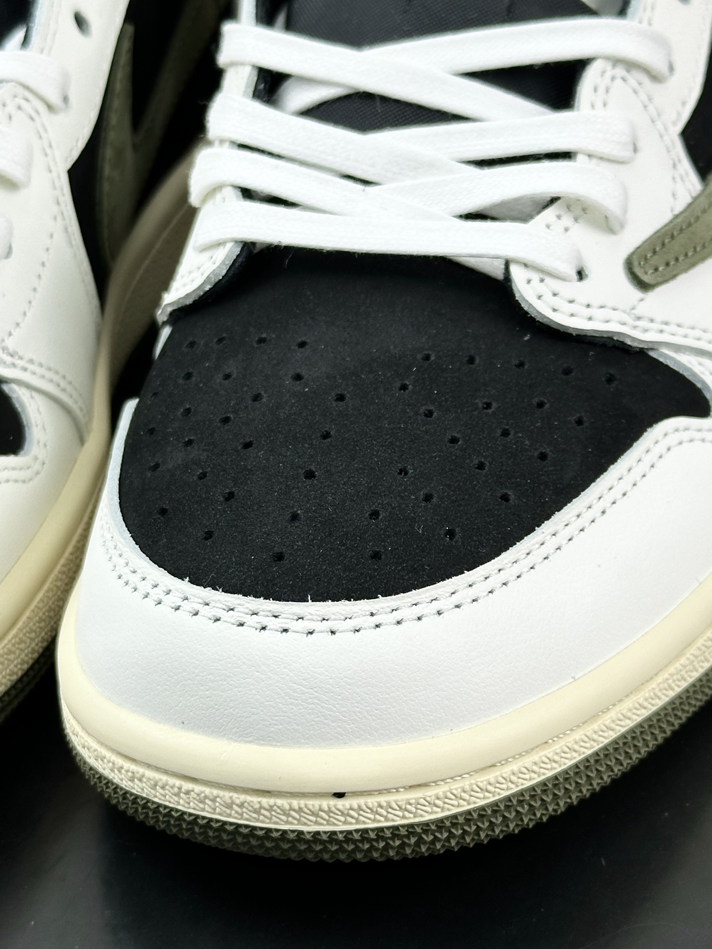Travis Scott x Nike Wmns Air Jordan 1 Low OG”Olive”AJ1乔丹一代篮球鞋“TS联名反转熊猫橄榄绿倒钩5.0”DZ4137-106