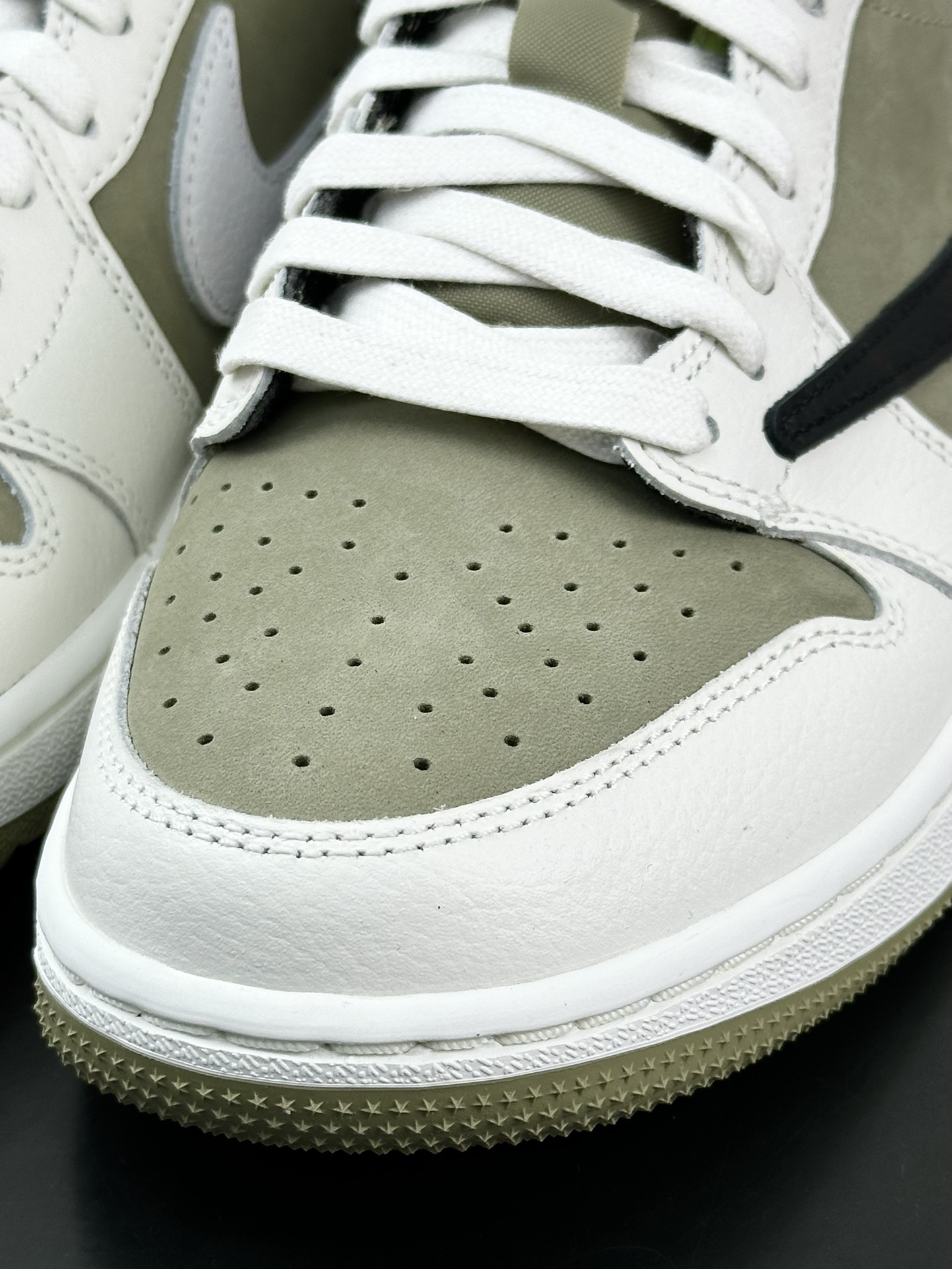 Travis Scott x Nike Air Jordan 1 Low Golf SP”Neutral Oliv”AJ1乔丹一代运动鞋“TS联名白摩卡绿黑倒钩6.0”FZ3124-200