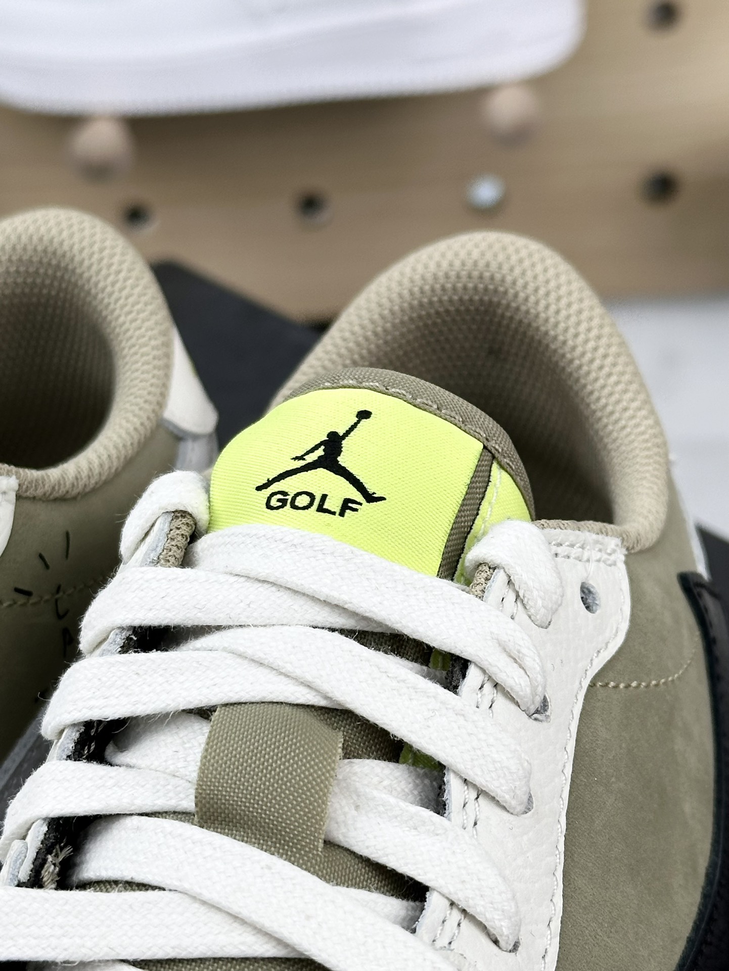 Travis Scott x Nike Air Jordan 1 Low Golf SP”Neutral Oliv”AJ1乔丹一代运动鞋“TS联名白摩卡绿黑倒钩6.0”FZ3124-200