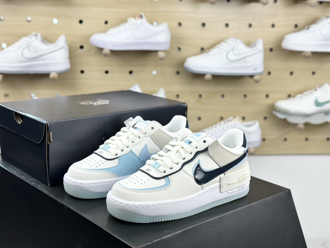 耐克Nike WMNS Air Force 1 Shadow”Glacier Blue”空军一号百搭板鞋”皮革米白冰川蓝黑双钩”DZ1847-107