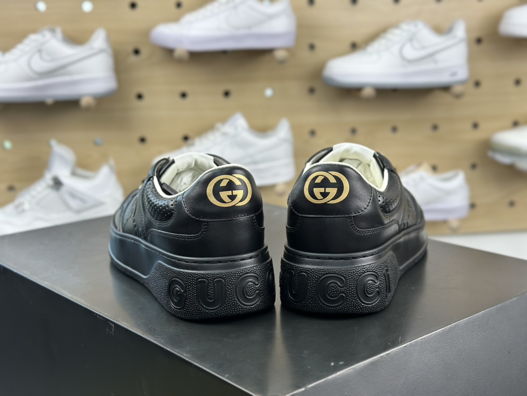 古驰/GUCCI Embossed Platform With Chunky Sneaker 厚底系列低帮松糕百搭皮革休闲运动小白板鞋“冲孔皮革全黑金GG印花压纹”669582 1XL10 1000